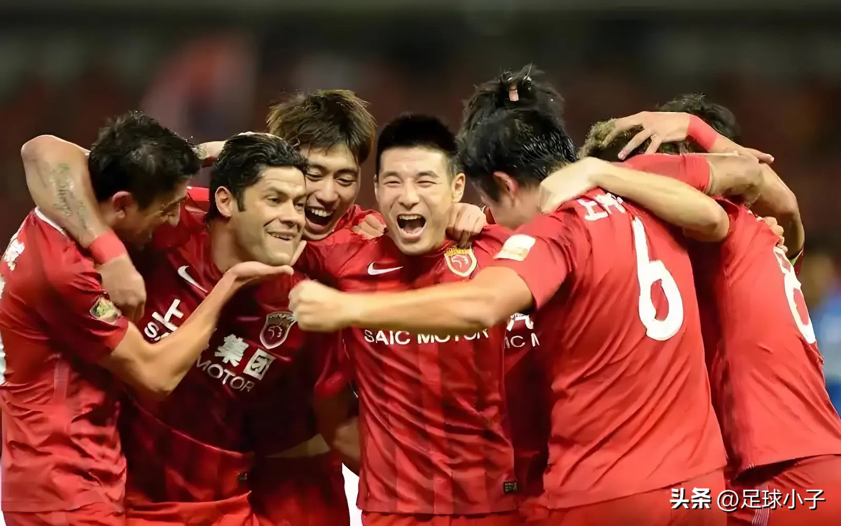 中超联赛中球队间的激烈角逐引人注目 中超联赛中球队间的激烈角逐引人注目