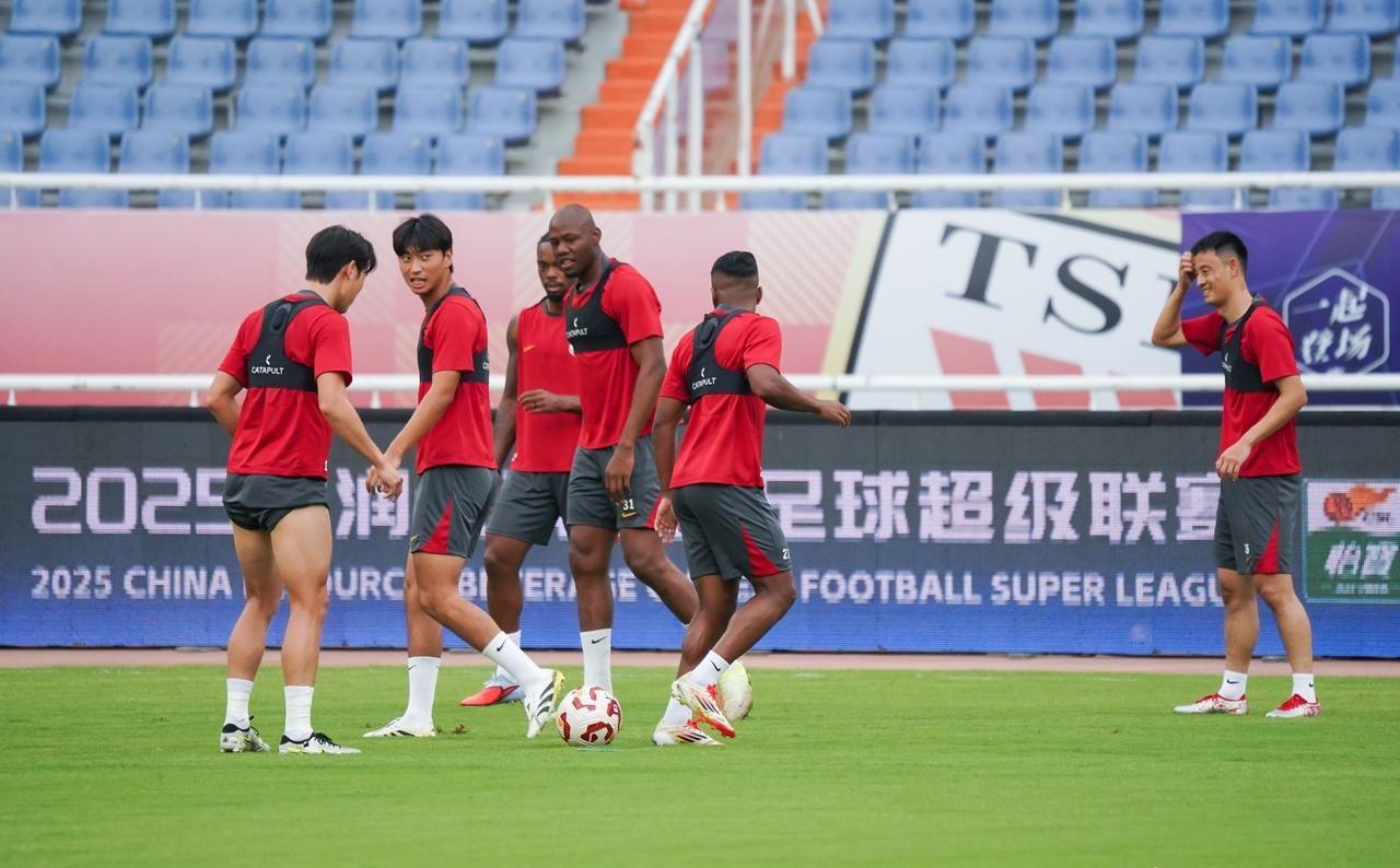 中超联赛中球队间的激烈角逐引人注目 中超联赛中球队间的激烈角逐引人注目