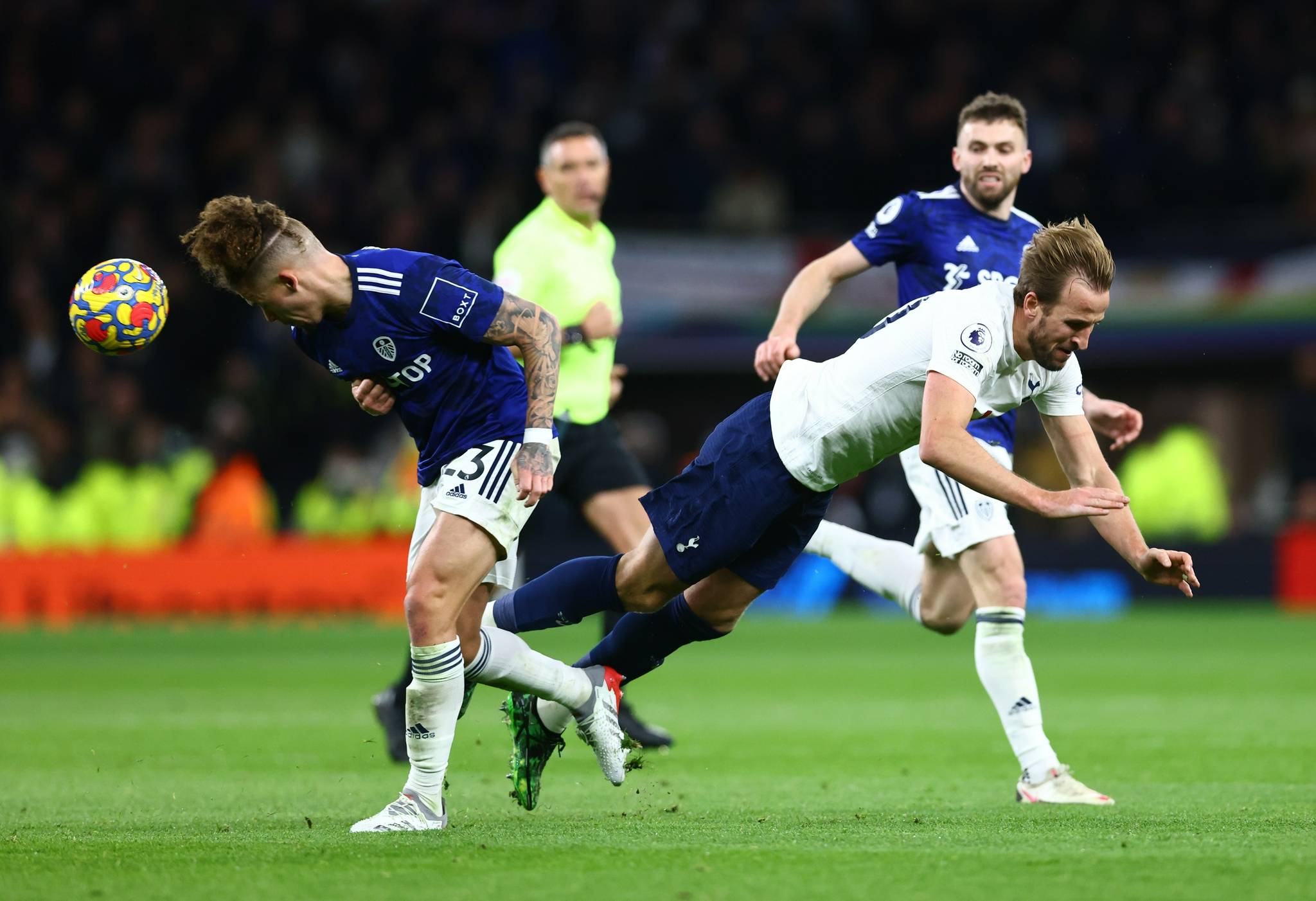 包含利兹联大胜托特纳姆热刺，取得重要胜利的词条