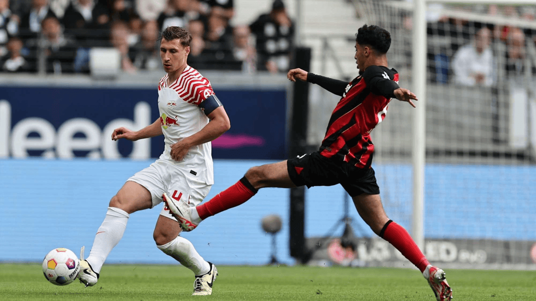 法兰克福队力挫对手德国国内足球联赛登上巅峰 法兰克福队力挫对手德国国内足球联赛登上巅峰