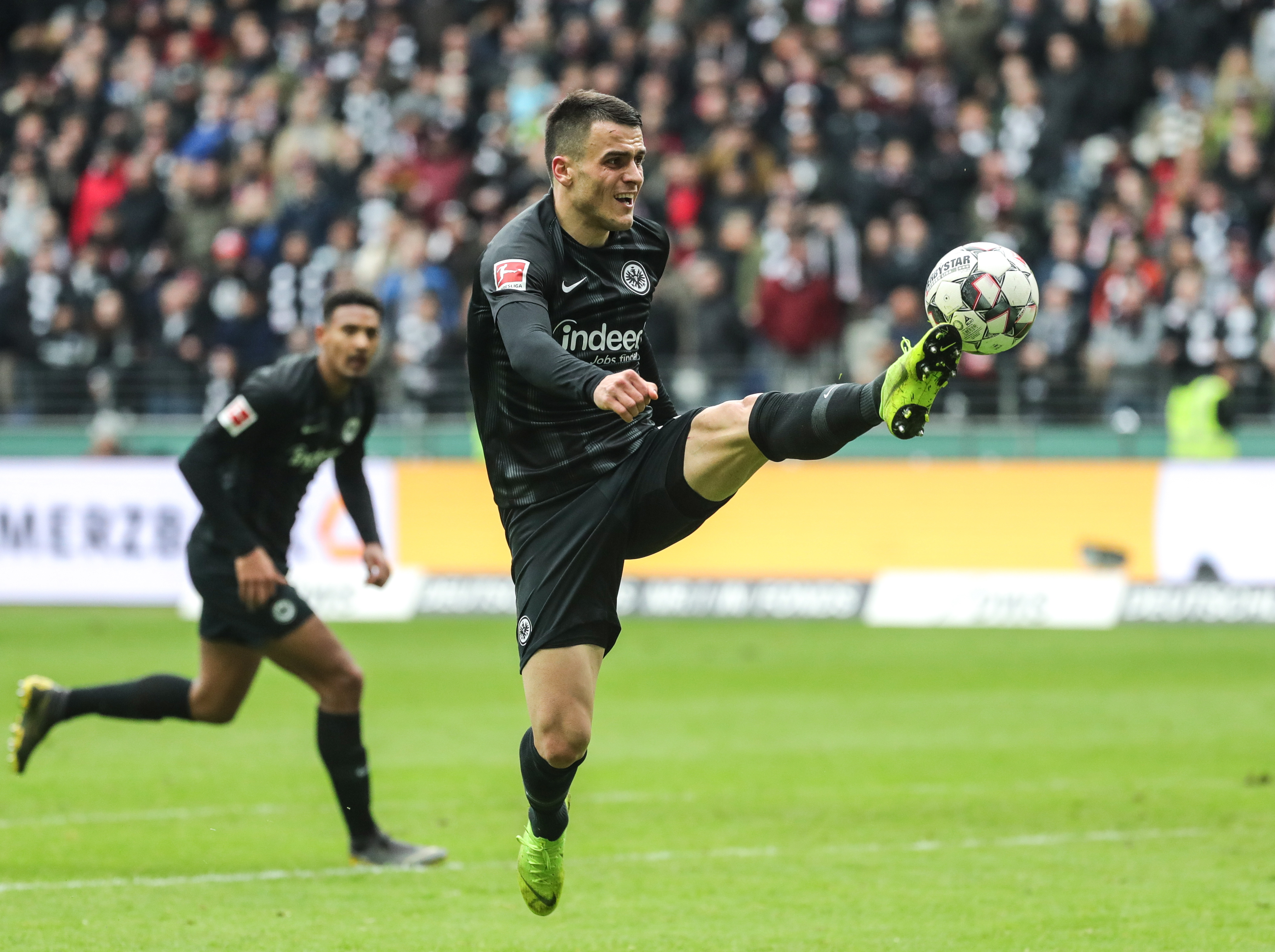 法兰克福队力挫对手德国国内足球联赛登上巅峰 法兰克福队力挫对手德国国内足球联赛登上巅峰