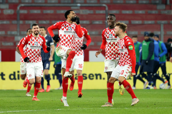 关于奥格斯堡赢得保级之战,士气大增的信息 关于奥格斯堡赢得保级之战,士气大增的信息