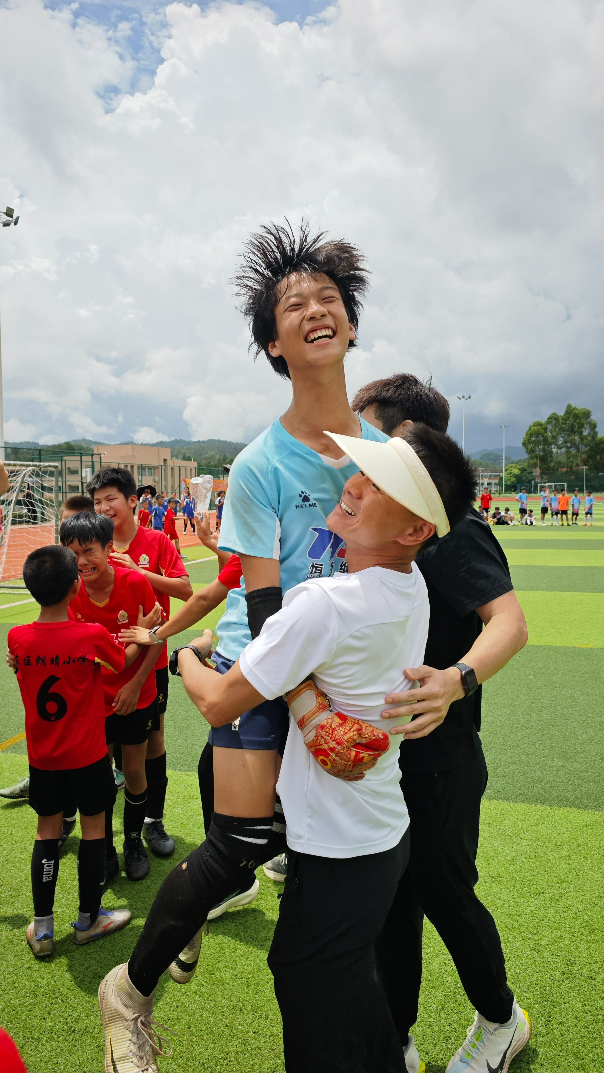 国内外球队齐聚一堂,欢呼声震天响的简单介绍 国内外球队齐聚一堂,欢呼声震天响的简单介绍