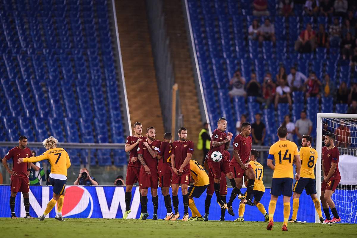 高水平球队在欧洲比赛中迎战对手,场面激烈 高水平球队在欧洲比赛中迎战对手,场面激烈