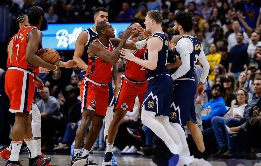 快船内外线协作出色，轻松击败对手晋级的简单介绍