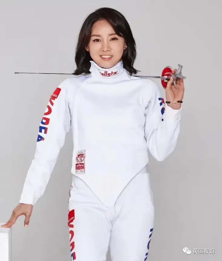 韩国击剑选手力挫对手，获得金牌