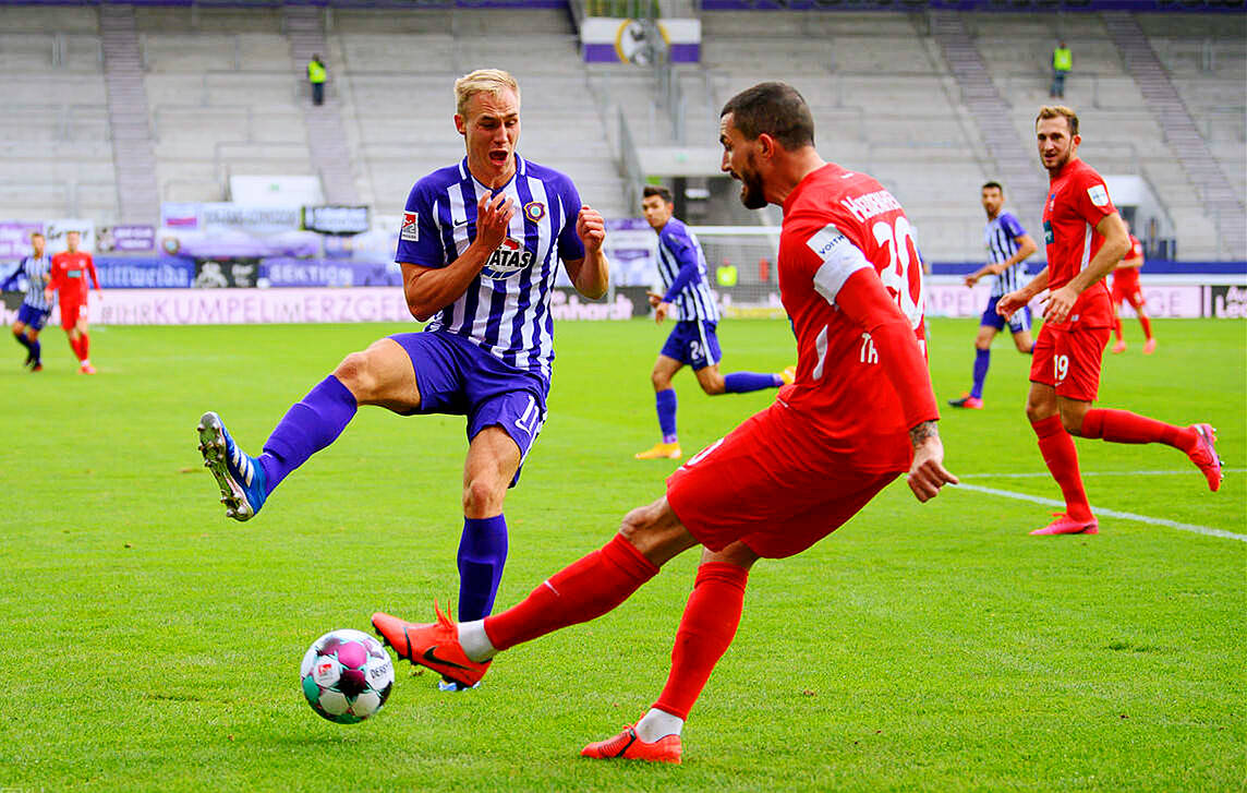 奥格斯堡在客场比赛中奋力拼搏争得胜利的简单介绍