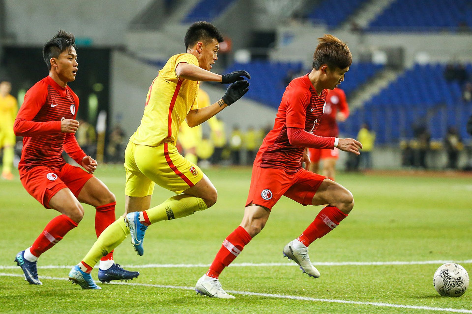 国足备受瞩目，球员聚焦训练策略以备战比赛的简单介绍